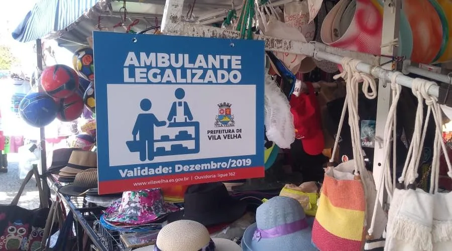 Vendedores ambulantes de Vila Velha são legalizados com placa de identificação