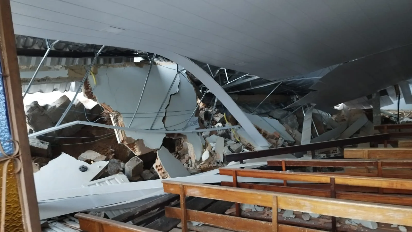 Fiéis criam vaquinha para reconstruir igreja destruída após queda de muro em Cariacica