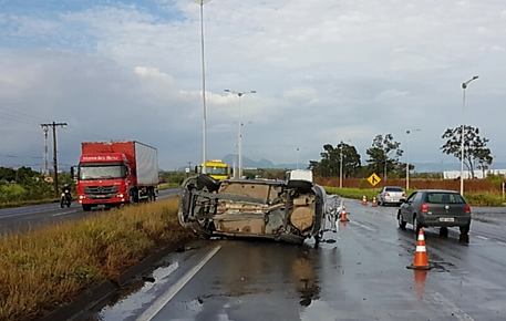 Motorista fica ferido em acidente na BR-101 em Cariacica