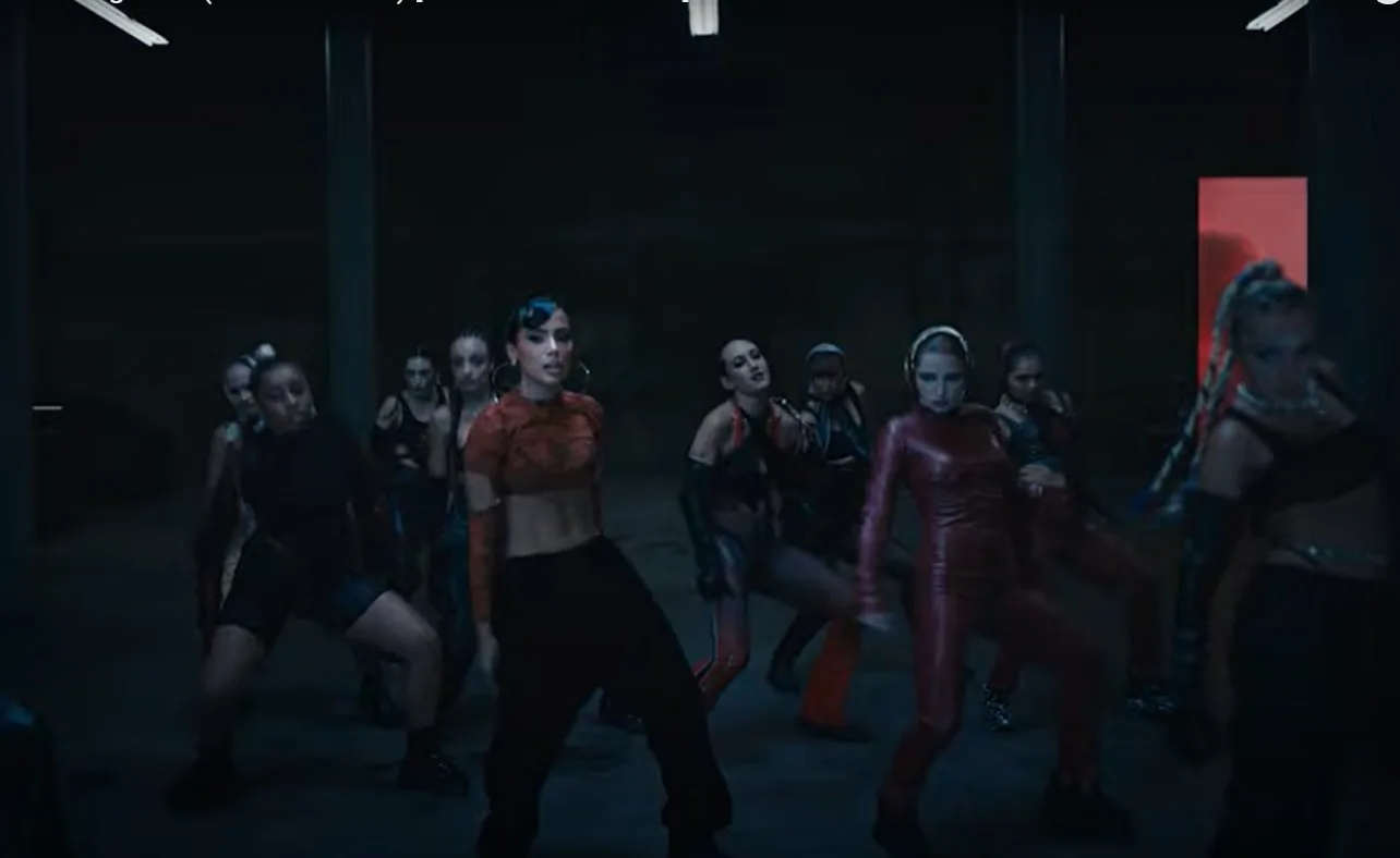 Anitta coloca corpão para jogo e surge sarada em clipe de "Faking Love"