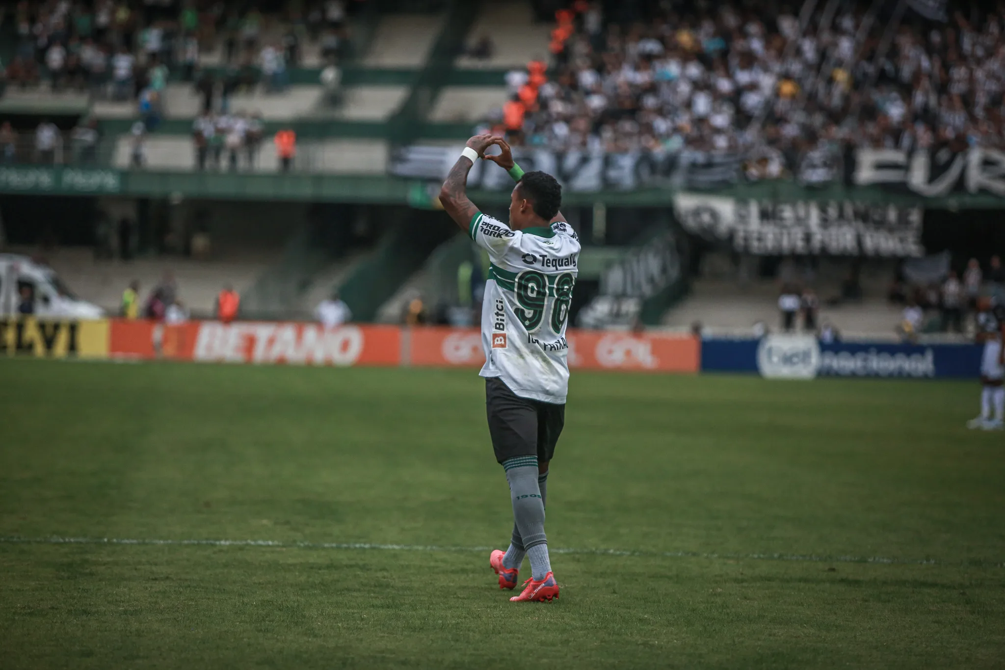 Coritiba derrota o Botafogo e se mantém campanha perfeita em casa no Brasileiro