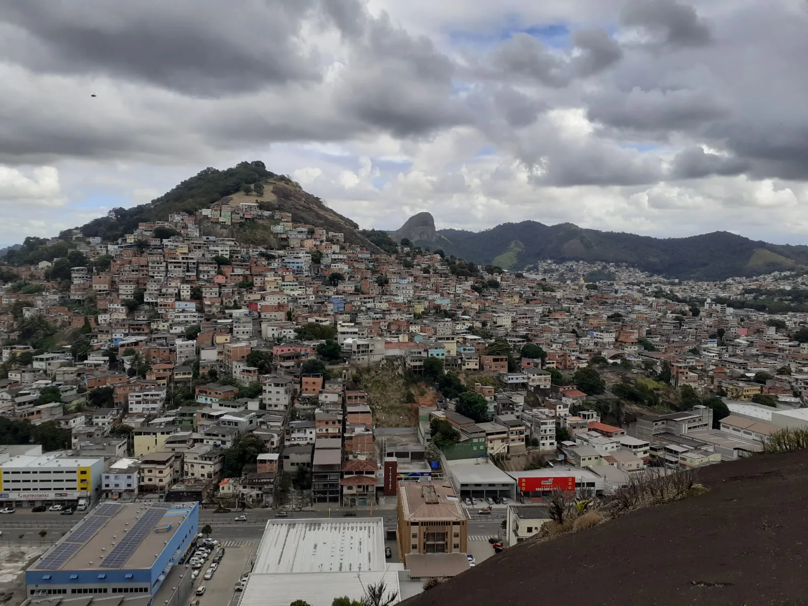 Famílias que perderam casas recomeçam em novos imóveis e ganham eletrodomésticos