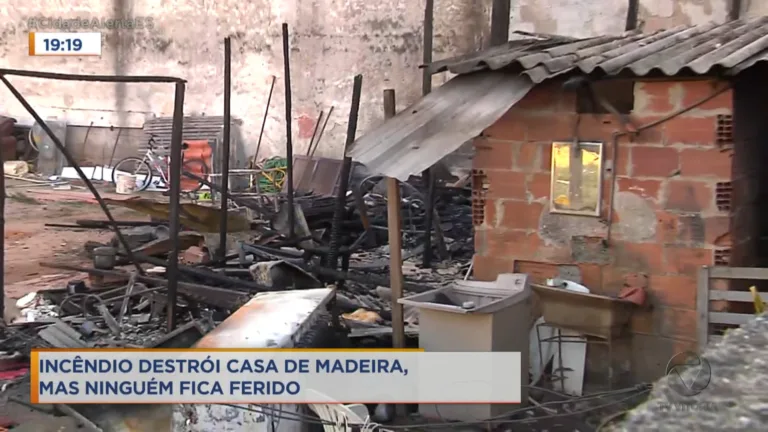 Incêndio destrói casa e dono perde tudo