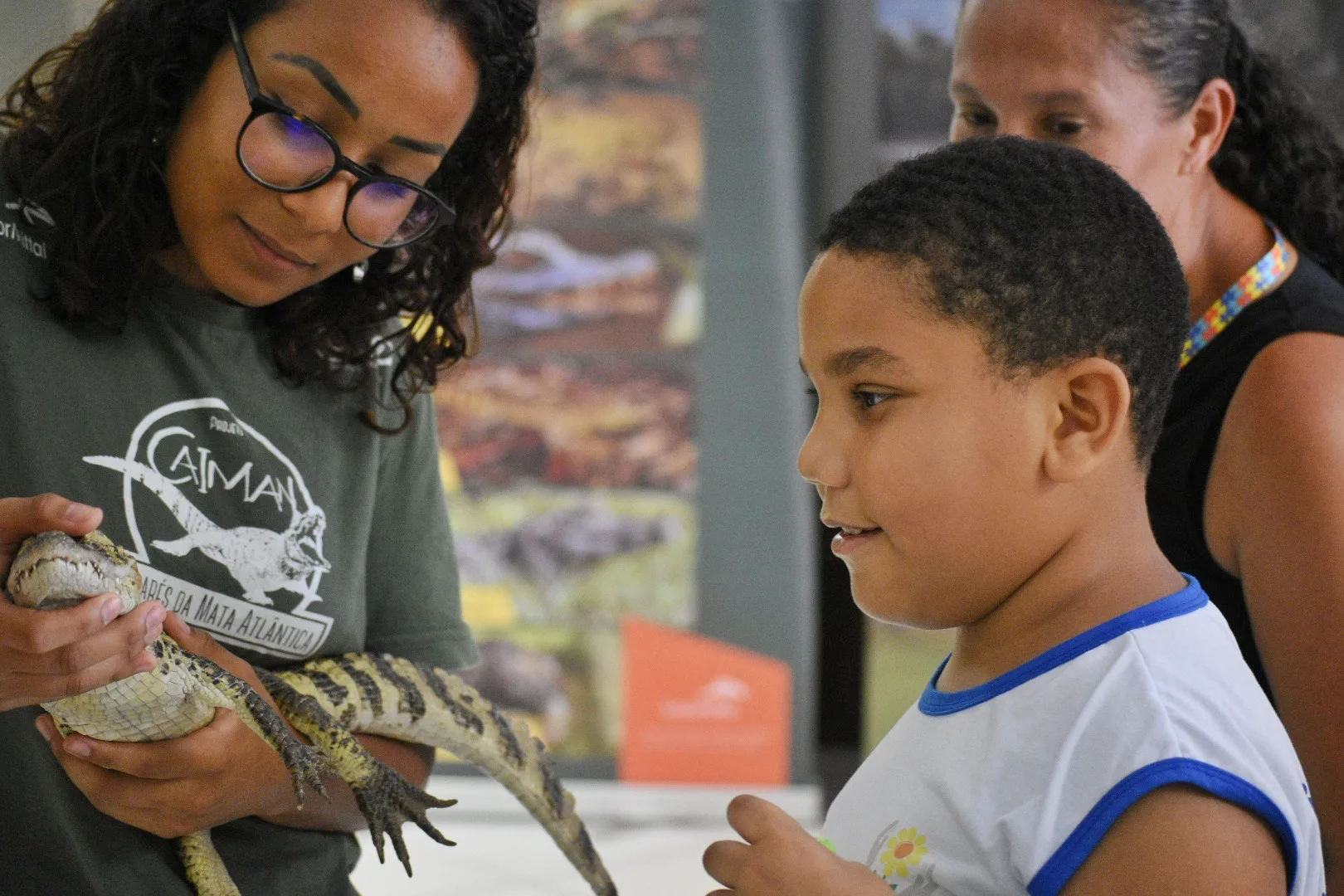 Amizade animal: jacaré Jake encanta alunos da Apae na Serra