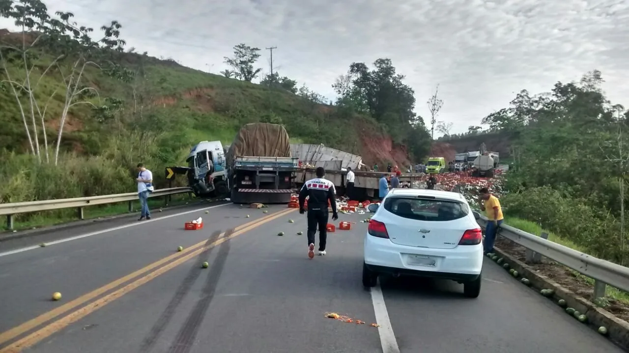 Motorista fica preso às ferragens em grave acidente entre caminhões no ES