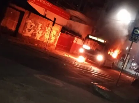 Criminosos ateiam fogo em ônibus no bairro Gurigica, em Vitória