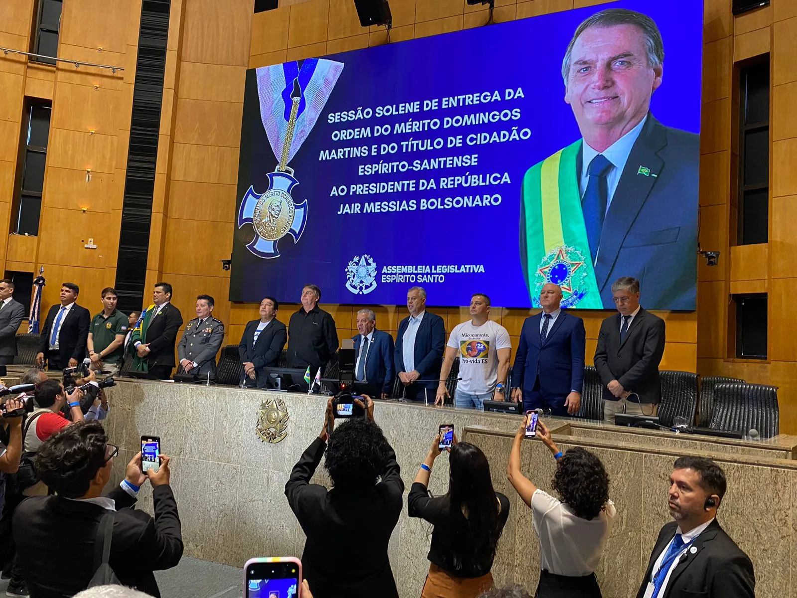 VÍDEOS | No ES, Bolsonaro recebe título de cidadão capixaba na Assembleia