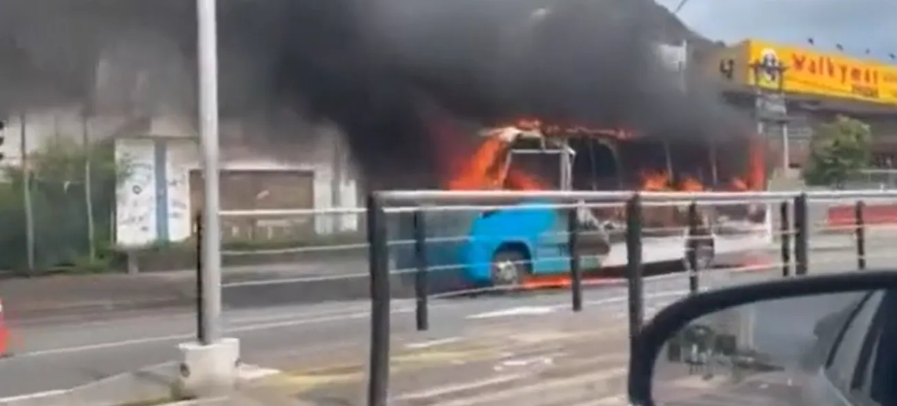 Veja o vídeo | Terceiro ônibus do Transcol é incendiado em Vitória