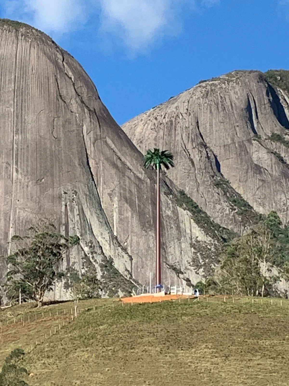 Objeto misterioso aparece em frente à Pedra Azul e prefeitura determina retirada