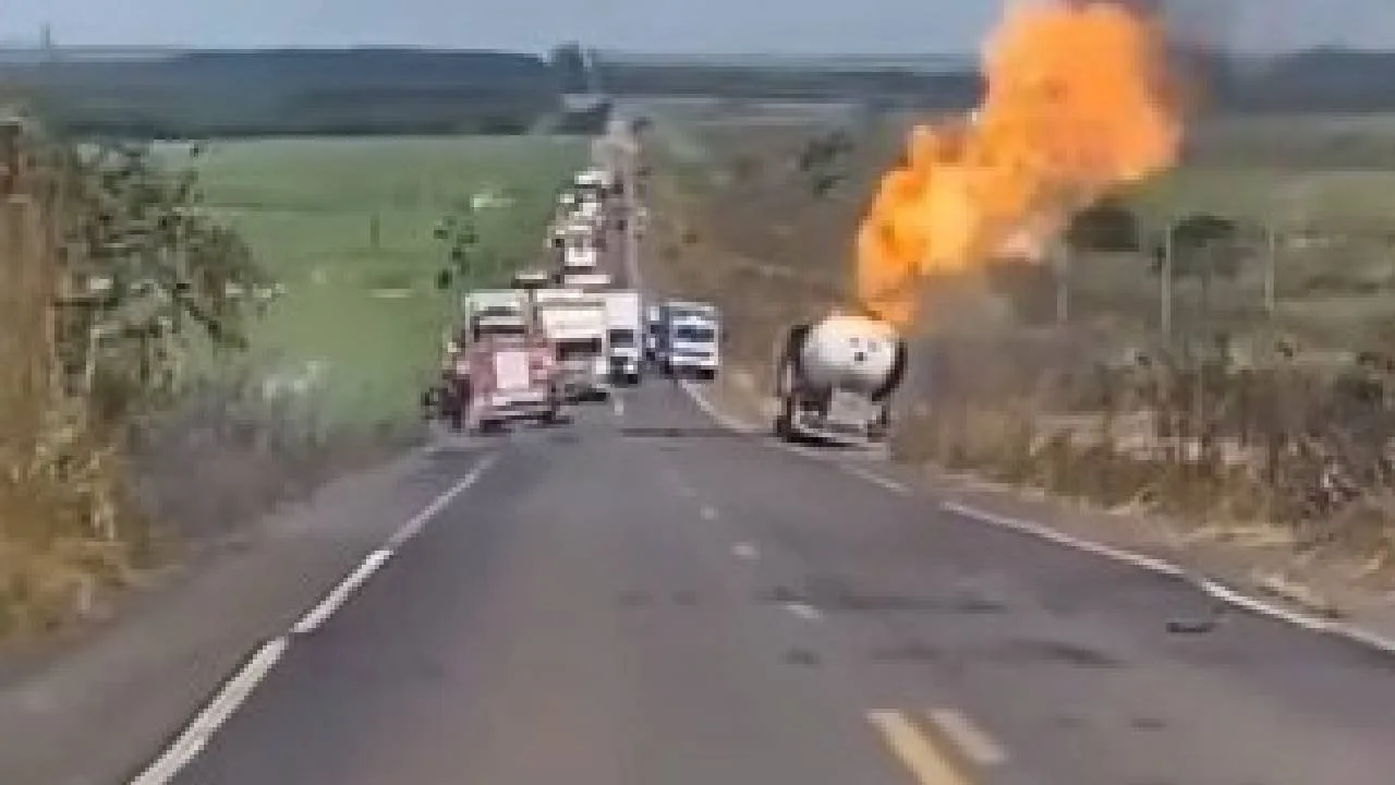 VÍDEO | Caminhão-tanque explode ao transportar gás e deixa feridos