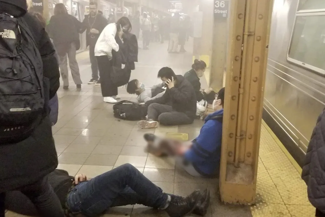 Polícia de NY busca homem suspeito de atirar em estação do metrô