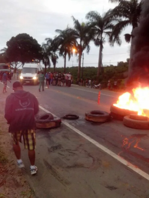 Moradores encerram protesto e pistas são liberadas na BR 101, em Timbuí