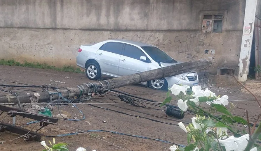 Poste cai sobre carro durante ventania e moradores ficam sem energia em Cariacica