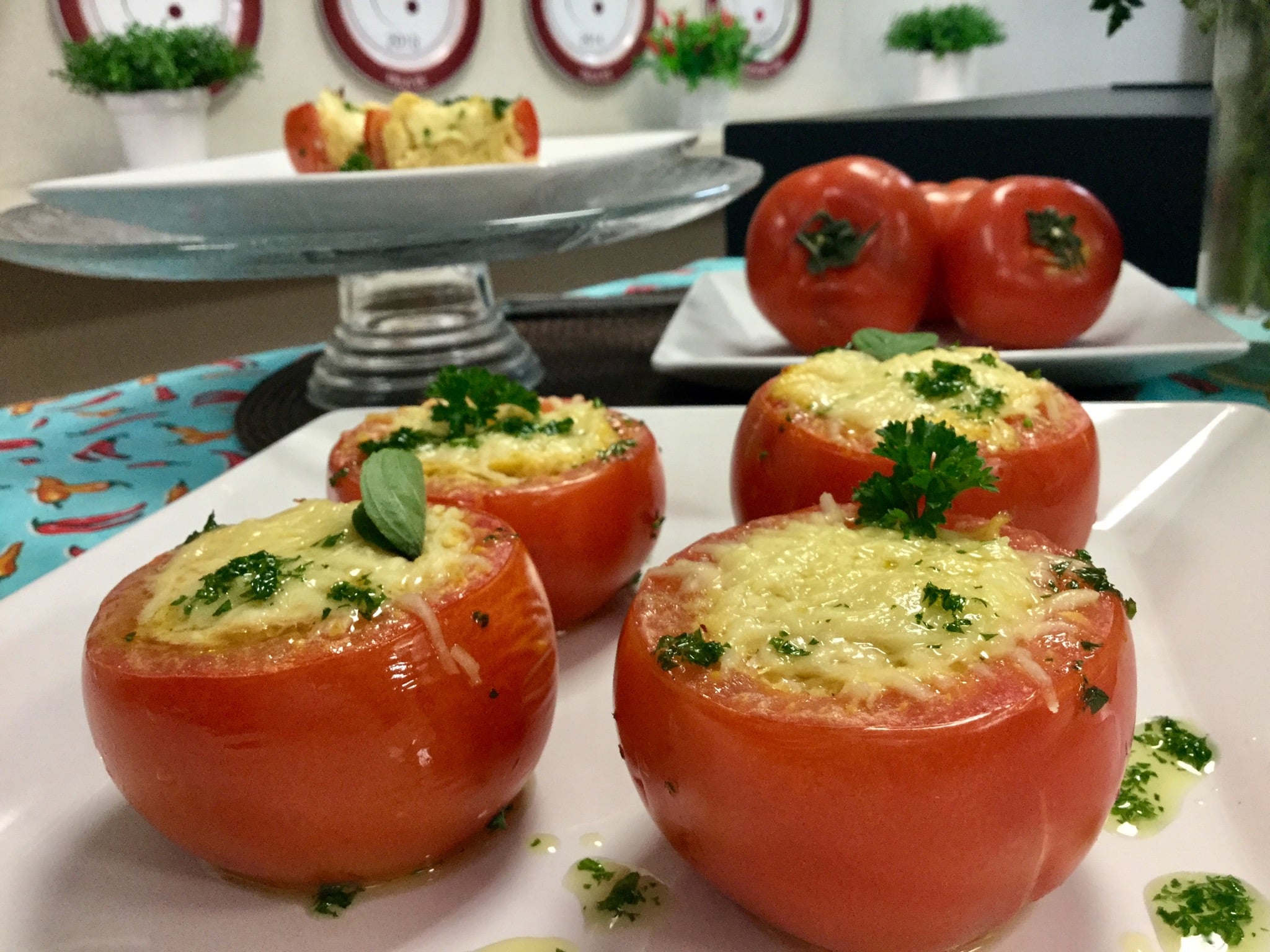 Tomate recheado com frango e requeijão