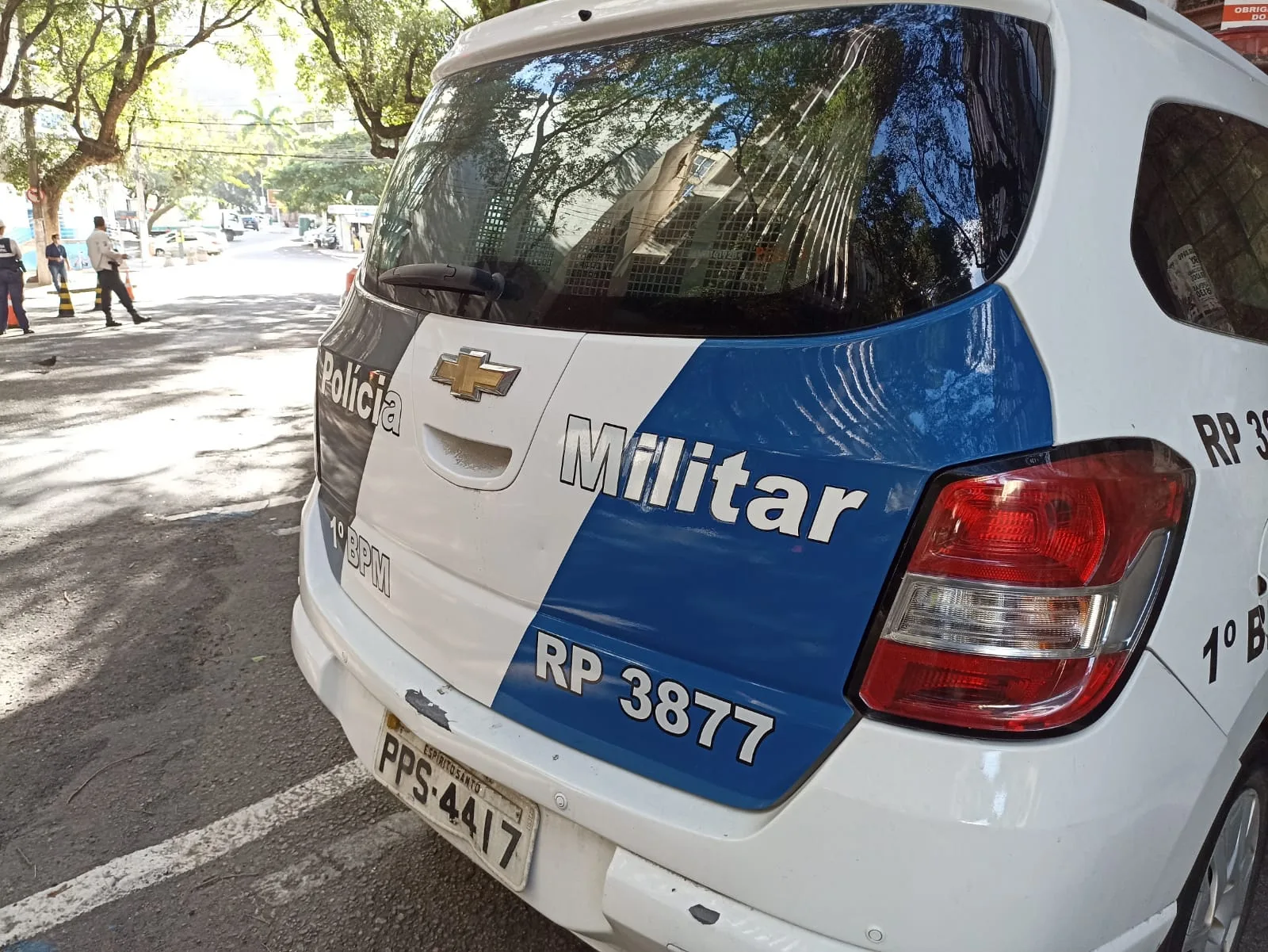 Homem ameaça mãe, agride irmã e joga cachorro do segundo andar em Vila Velha