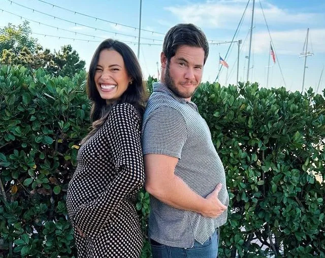 Adam Devine revela que se tornará pai pela primeira vez