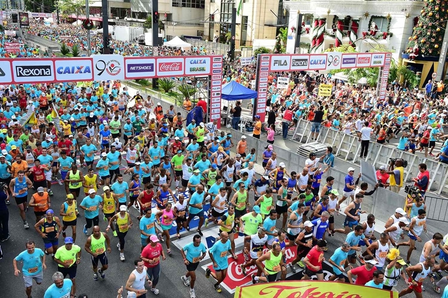 Atletas durante largada do pelot√£o masculino da 90¬∫ Corrida Internacional de S√£o Silvestre 2014 na Avenida Paulista, em S√£o Paulo - 31/12/2014 - Foto: Djalma Vass√£o/Gazeta Press