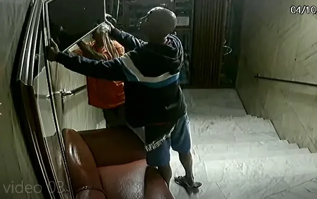 VÍDEO | Dupla invade prédio residencial no Centro de Vitória e leva TV e ventilador de recepção