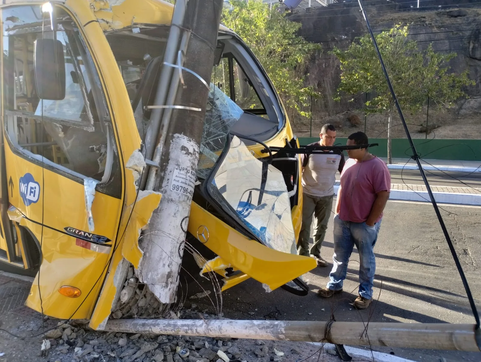 Ônibus do Transcol bate em poste e complica trânsito em Vitória