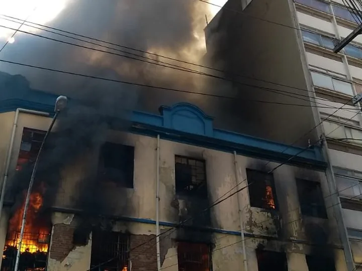 Incêndio atinge comércio na região da 25 de Março, em São Paulo