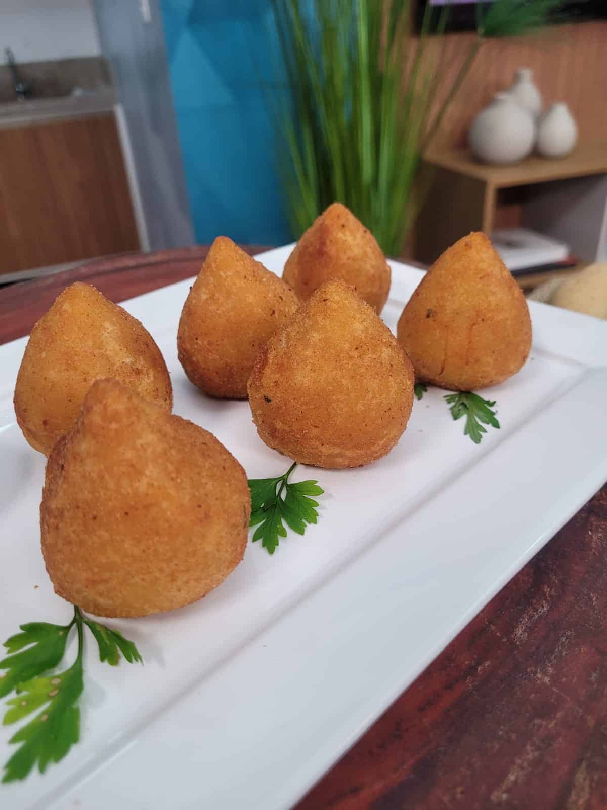 Dia da coxinha! Aprenda a fazer uma deliciosa coxinha de massa de batata