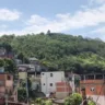 Medo e insegurança: moradores do Morro do Romão presenciam uma hora de tiroteio