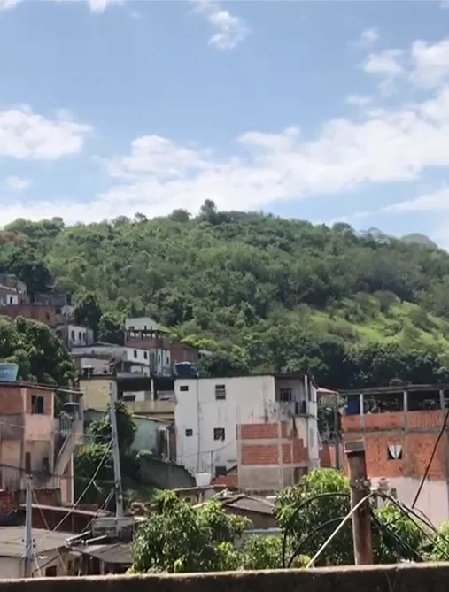 Medo e insegurança: moradores do Morro do Romão presenciam uma hora de tiroteio