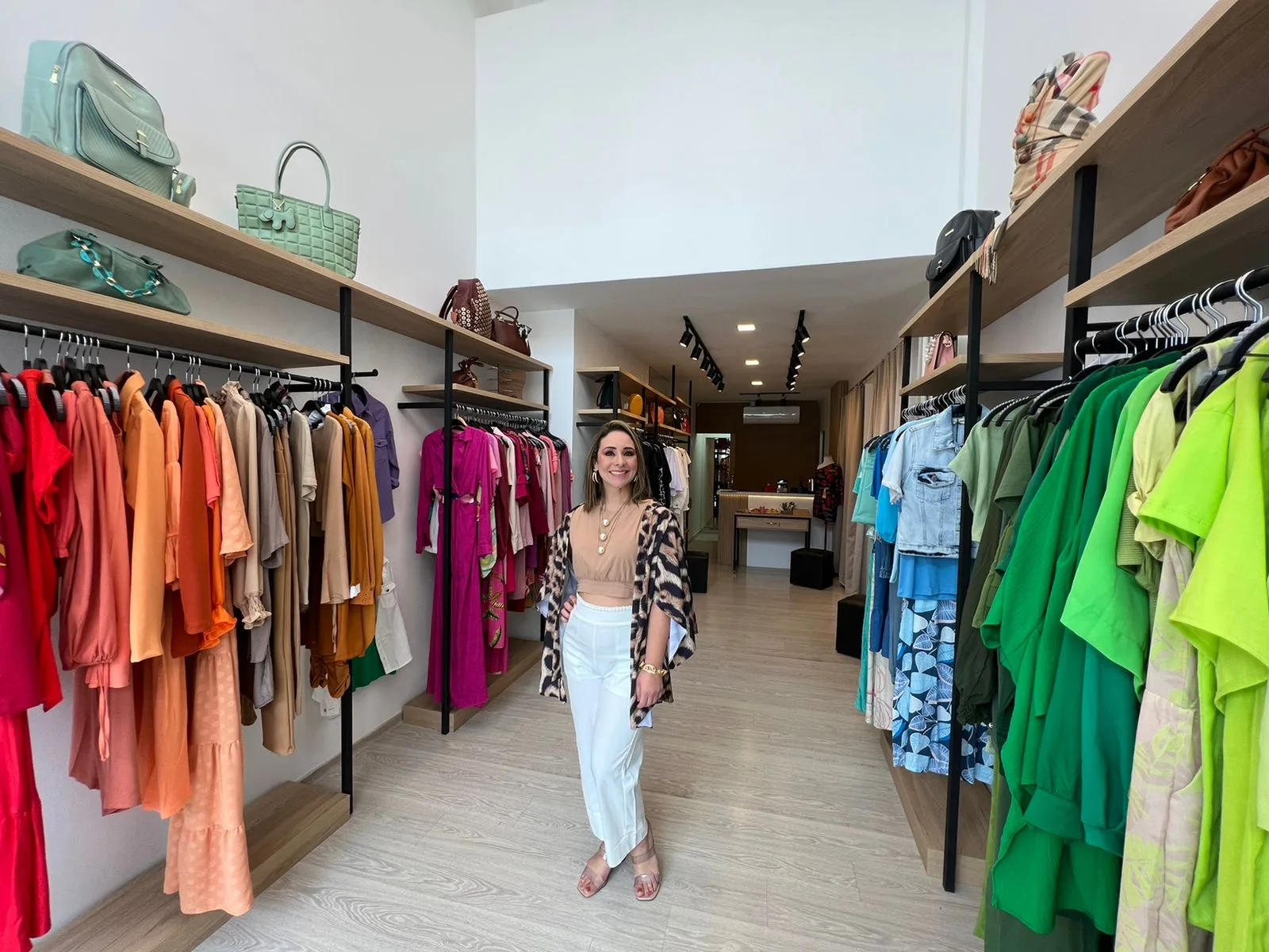 Após closet truck, loja de Vila Velha faz sucesso com “luxo molhado” e moda casual