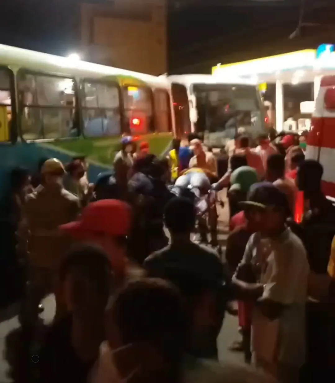 VÍDEO | Acidente entre ônibus e moto deixa casal gravemente ferido na Serra