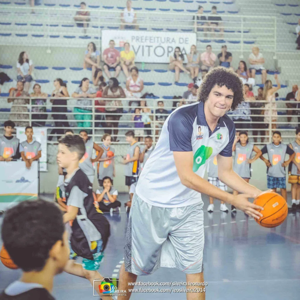 Anderson Varejão visita as crianças do seu projeto social voltado para o Basquete e Cidadania em Vitória/ES.