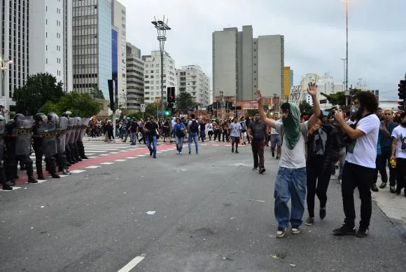 Para 70% dos brasileiros, policiais cometem excessos de violência