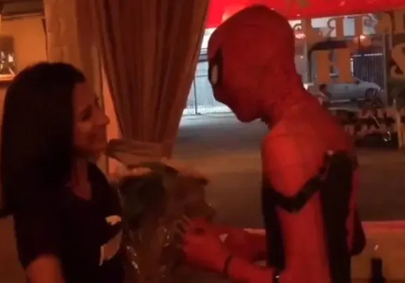 Rapaz veste roupa de Homem-Aranha para fazer pedido de namoro