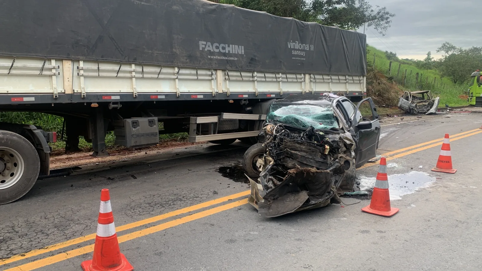 VÍDEO | Grave acidente deixa dois mortos e carros destruídos na BR-101