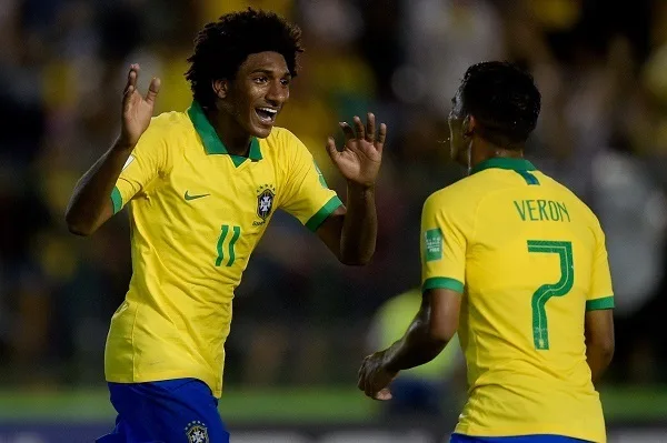 Com um a menos, Brasil vence de novo e avança antecipadamente no Mundial Sub-17