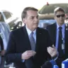 O presidente Jair Bolsonaro, fala à imprensa na entrada do Palácio da Alvorada.