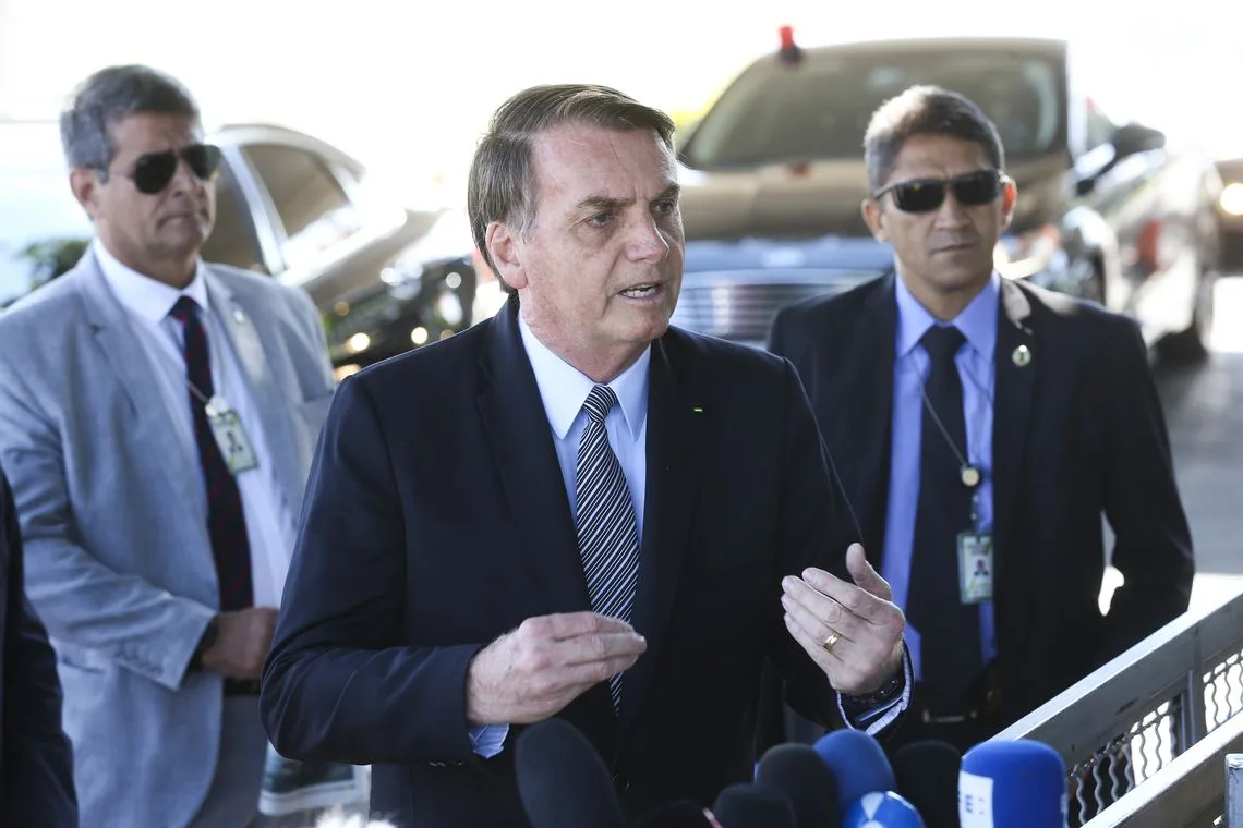 O presidente Jair Bolsonaro, fala à imprensa na entrada do Palácio da Alvorada.