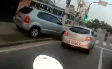 VÍDEO | Homem é perseguido pela Guarda Municipal e foge pulando na Baía de Vitória