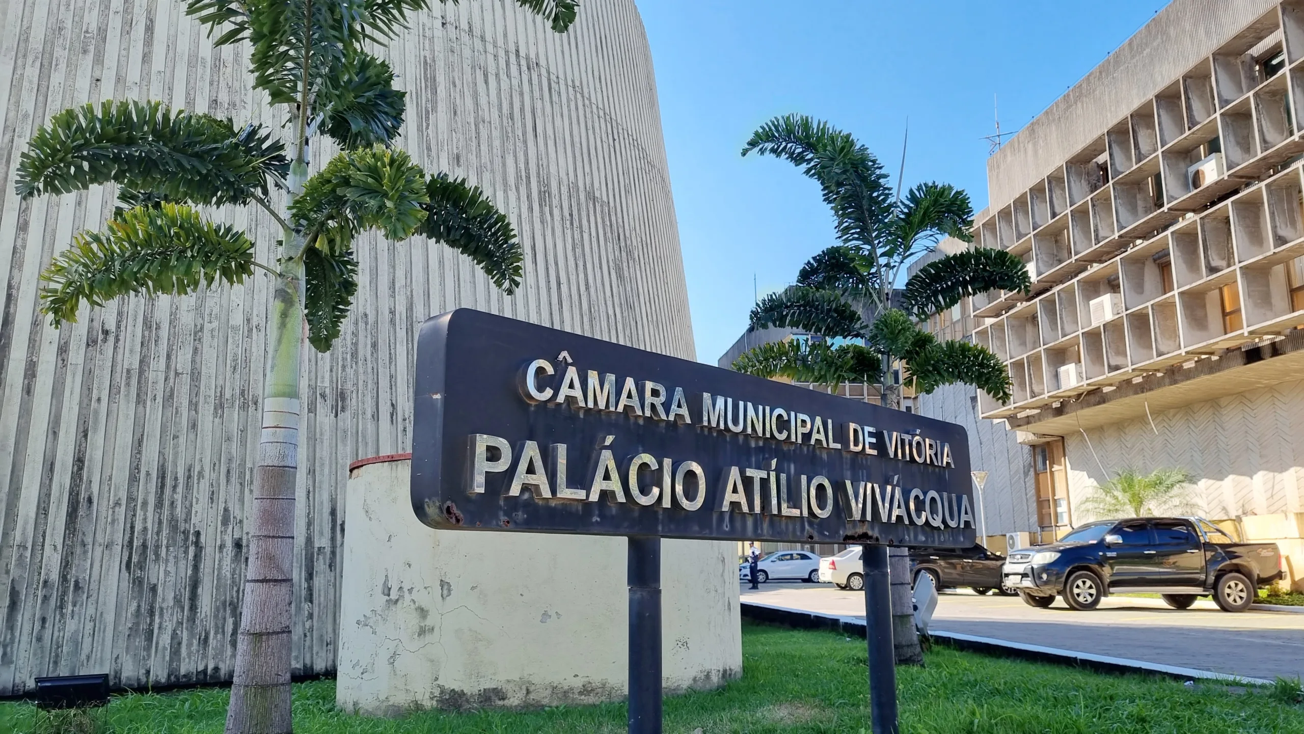 Câmara de Vitória aprova corte de 51 cargos comissionados na prefeitura