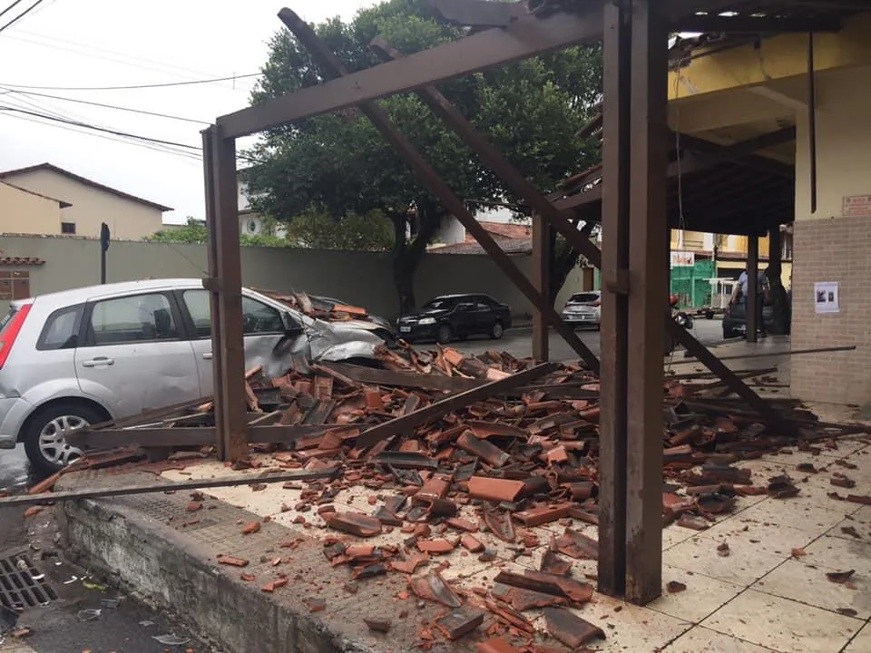 Susto! Carro atinge lanchonete ao se envolver em acidente em Vila Velha