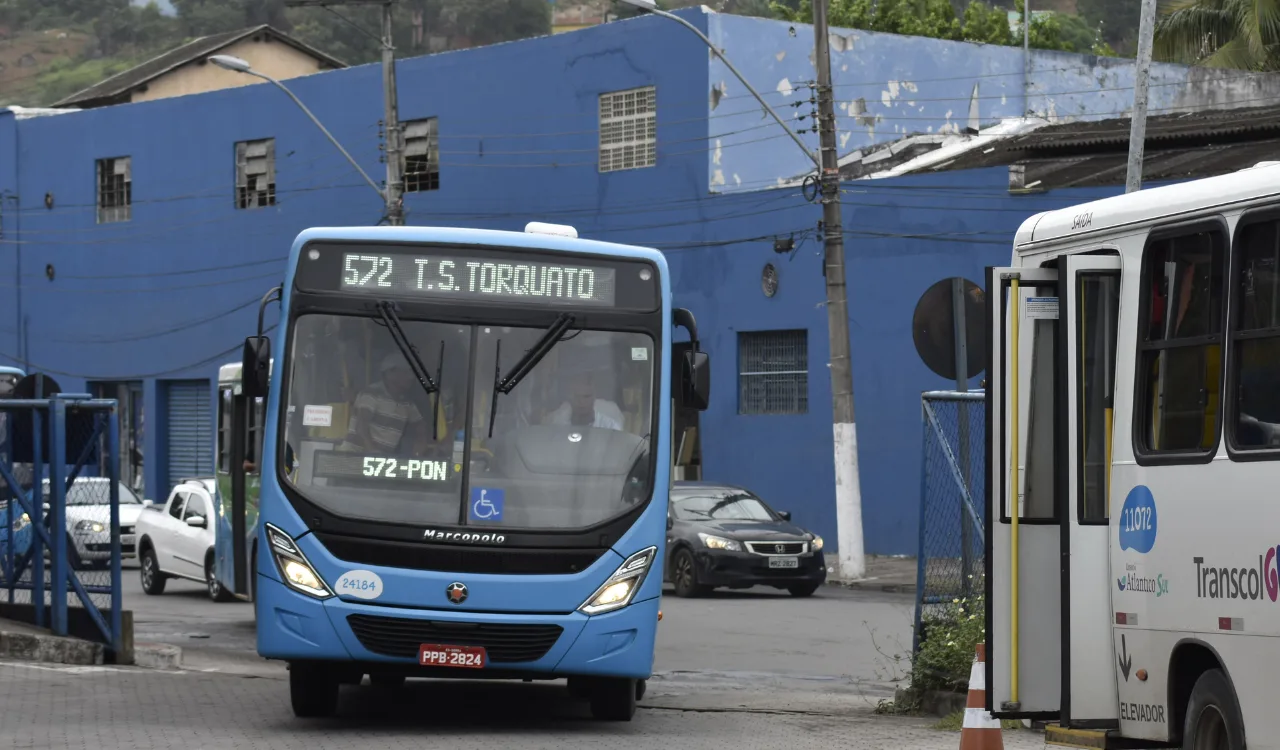 Criminoso assalta passageiros do Transcol e leva celulares na Serra