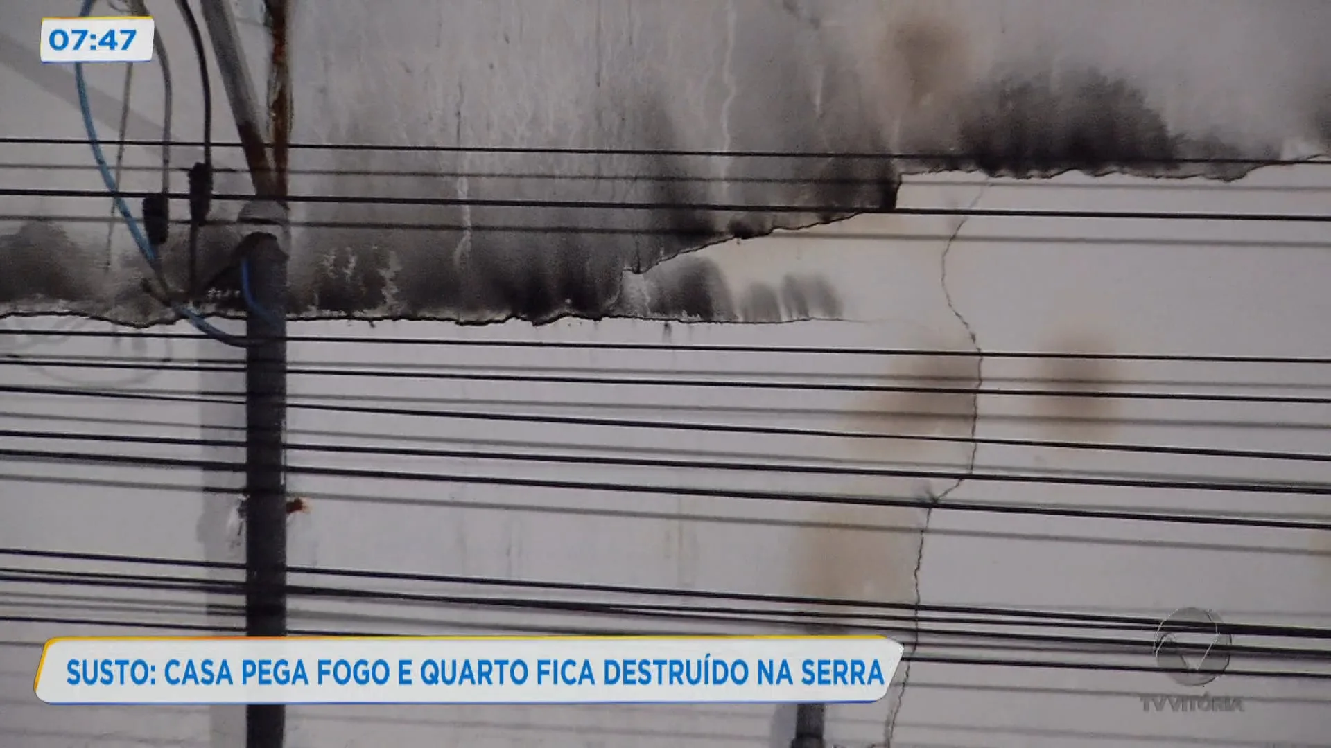 Susto: casa pega fogo e quarto fica destruído na Serra