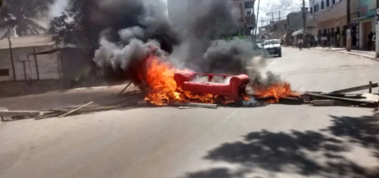 Moradores ateiam fogo em pneus e entulhos para pedir asfaltamento de rua, em Vila Velha