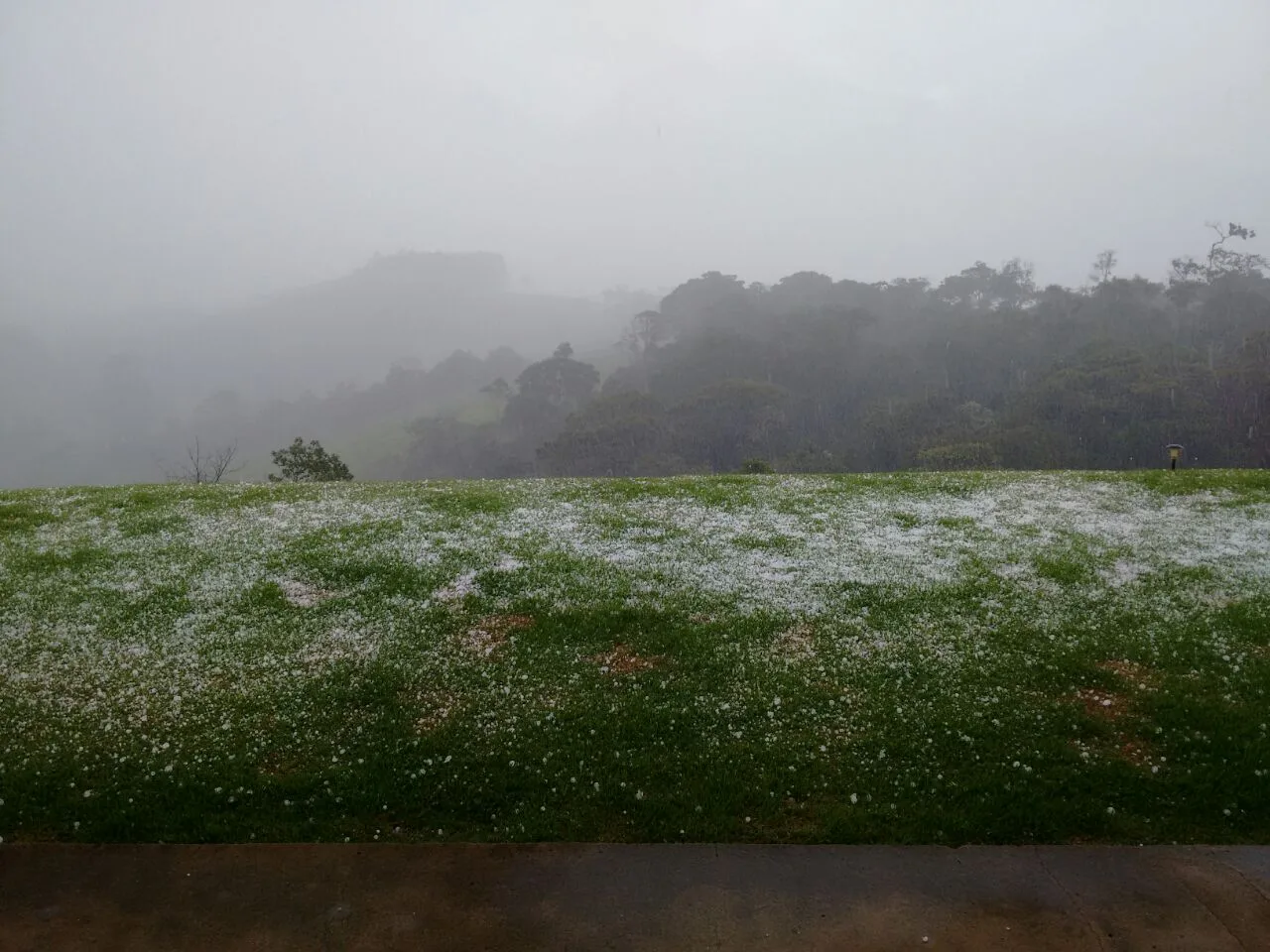 Moradores registram chuva de granizo em Pedra Azul e Venda Nova do Imigrante