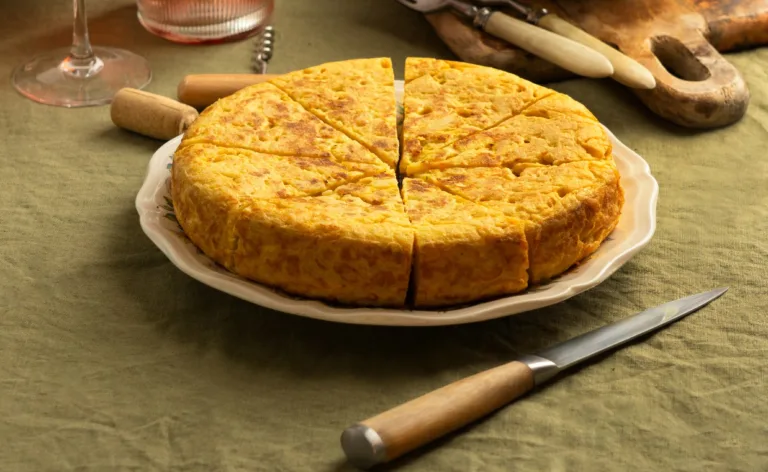 Aprenda a fazer uma receita de torta de sardinha para o almoço