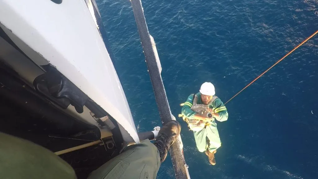 Helicóptero do Notaer faz resgate em alto-mar num navio em movimento na costa do ES