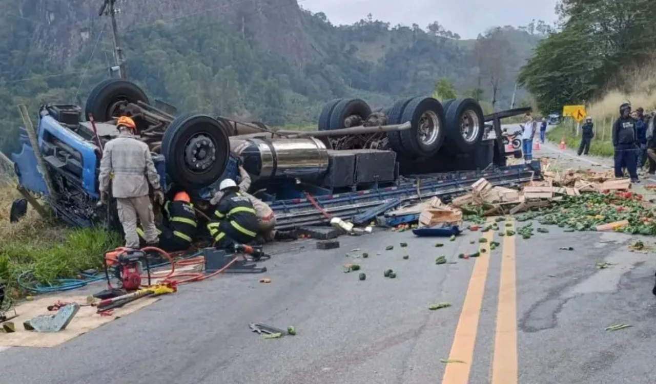 Caminhão de legumes capota e motorista morre na Curva da Morte