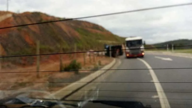 Carreta com carga de louças tomba na BR-259, em Baunilha