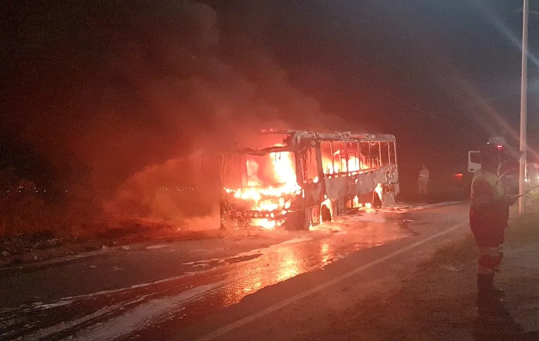 VÍDEO | Mais um ônibus é incendiado na Grande Vitória; dessa vez na Rodovia do Contorno