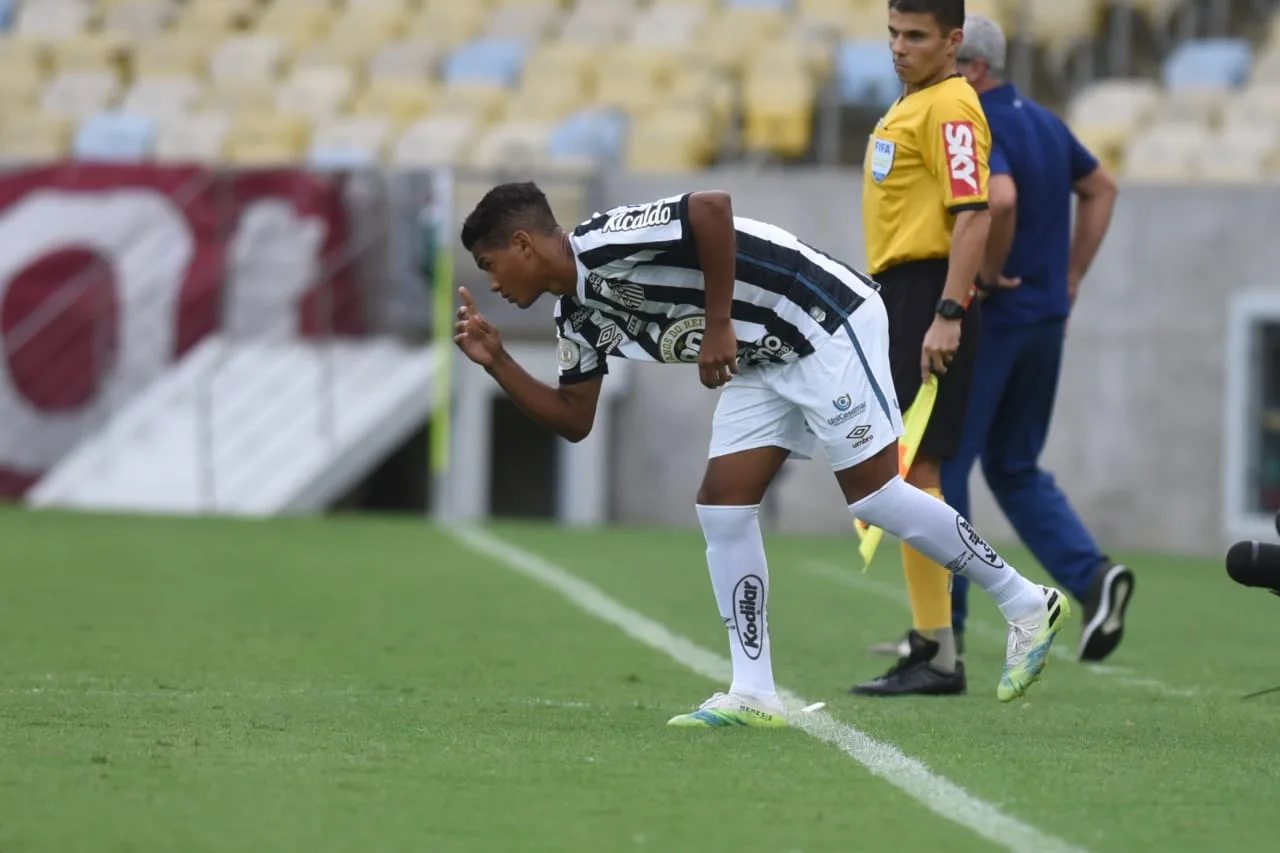 Ângelo festeja estreia histórica pelo Santos: 'A favela venceu'