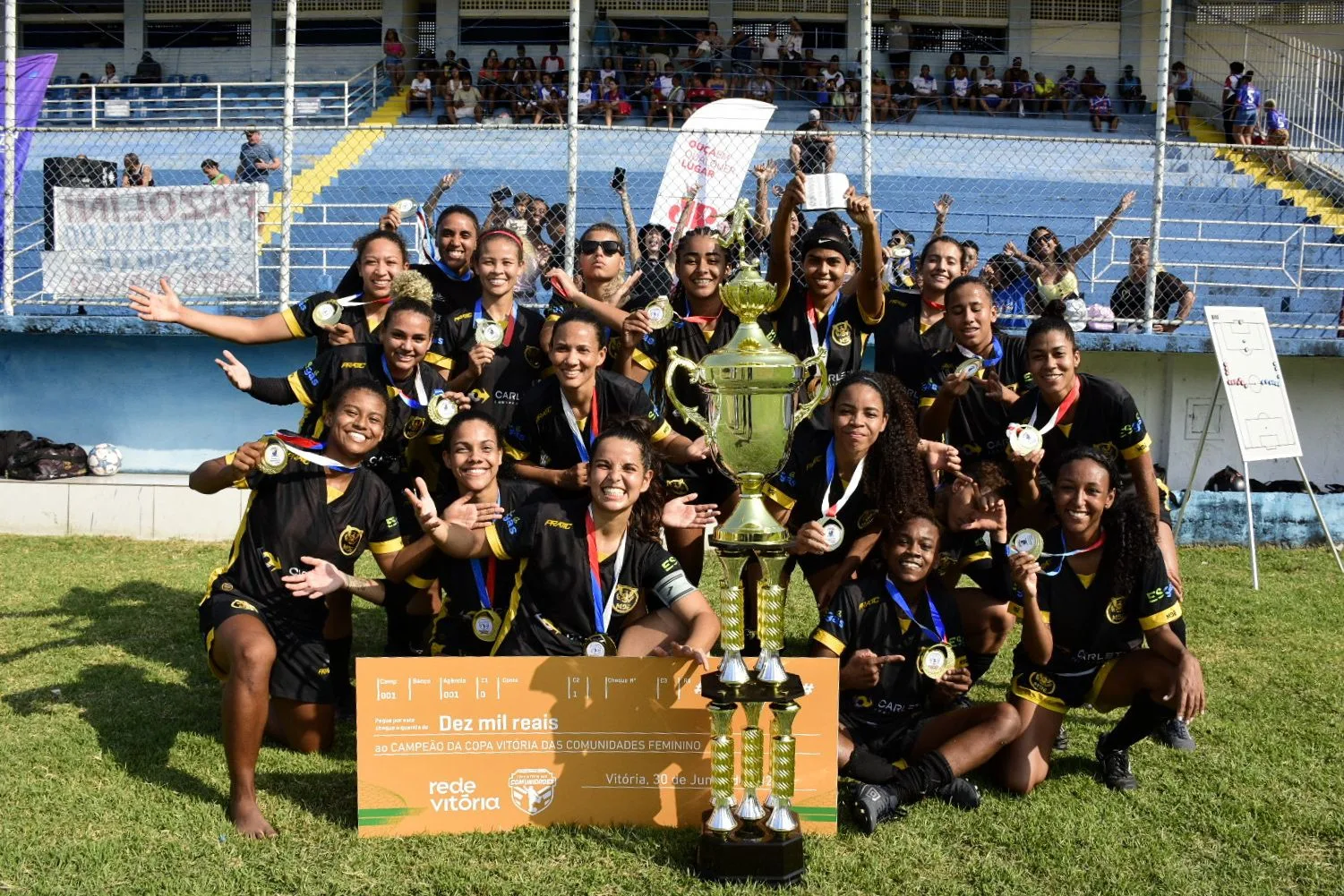 MDE dá volta olímpica com gostinho especial na Copa Vitória das Comunidades